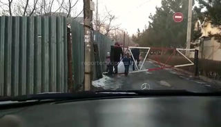 Пешеходы вынуждены пролезать через шлагбаум на Панфилова-Ленинградской (видео)