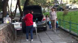 На Ибраимова - Боконбаева возле дома №29 торгуют на тротуаре, заехав на машине (фото)