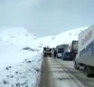 Из-за спуска лавин на перевале Ала-Бел образовались пробки <i>(видео)</i>