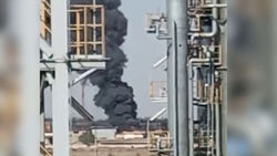 Очевидец прислал видео пожара на стекольном заводе в Кара-Балте <i>(видео дополнено)</i>