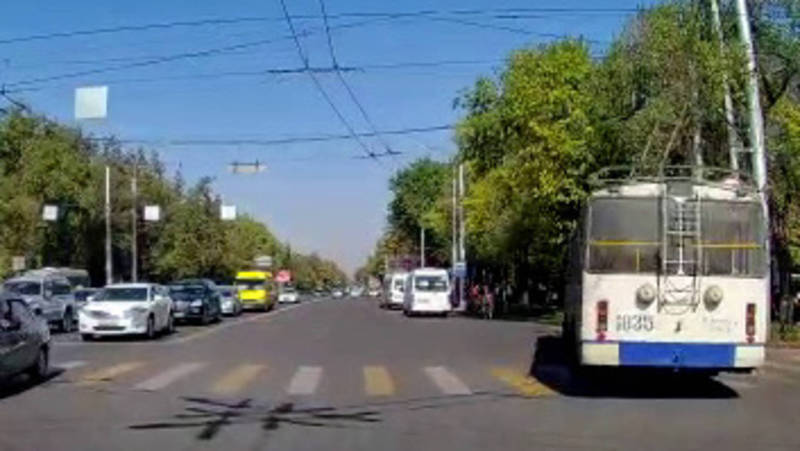 Водитель троллейбуса №14 с госномером 1835 повернул на красный свет светофора (видео)