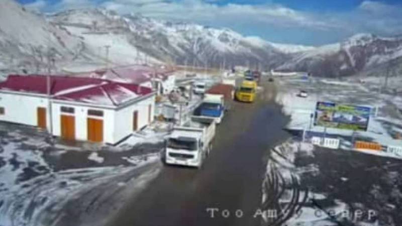 На перевале Төө-Ашуу произведена подсыпка противогололёдного материала и расчищен снег, - Министерство транспорта и дорог