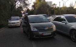 На ул.Киевской водитель «Тойоты» с госномером B 9410 AY оставил авто посередине дороги и ушел (фото)