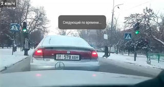Бишкекчанин просит пешеходов не выбегать на запрещающий сигнал светофора (видео)