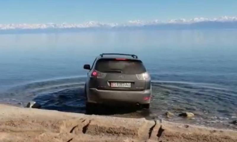 Видео — «Лексус» заехал в озеро Иссык-Куль