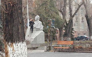 Милиция Бишкека примет меры в отношении парня, залезшего на памятник Токомбаеву и разговаривавшего по телефону