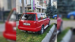 На Токтогула-Раззакова «Хонду» припарковали прямо на газоне <i>(фото)</i>