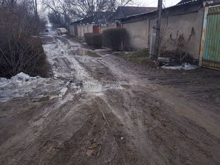 Жители ул.Дэповской в Бишкеке просят заасфальтировать дорогу, так как из-за грязи невозможно ходить по ней