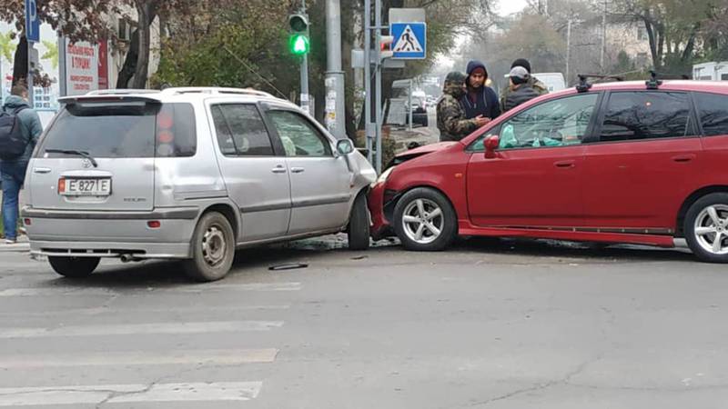 Утром на Киевской-Турусбекова произошло ДТП (фото)