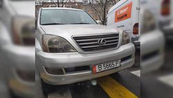 На Суеркулова-Абая водитель «Лексуса» припарковался на тротуаре