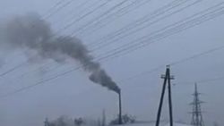 На Л.Толстого каждый день из трубы неизвестного объекта идет густой дым <i>(видео)</i>