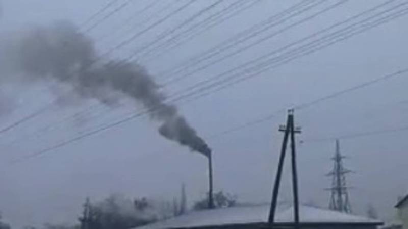 На Л.Толстого каждый день из трубы неизвестного объекта идет густой дым (видео)