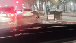 На Чуй-Тыныстанова рекламный штендер установили на проезжей части дороги