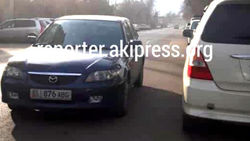 На Тыныстанова «Мазду» припарковали на проезжей части дороги <i>(фото)</i>