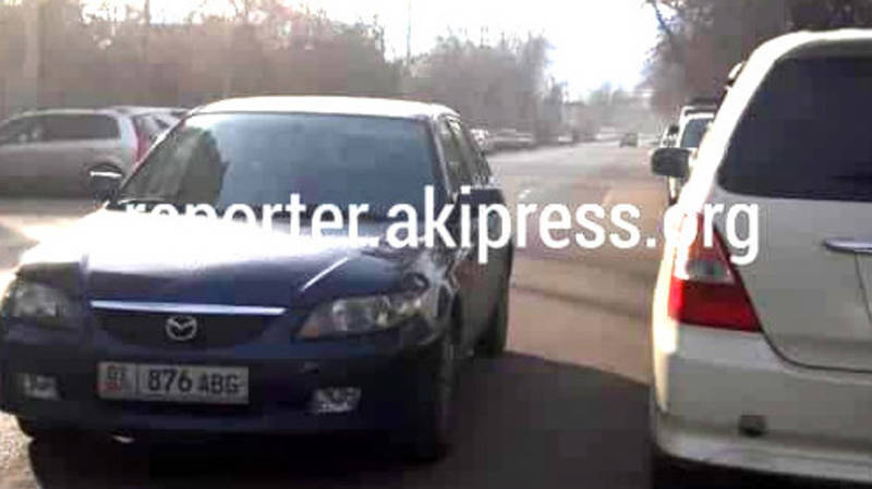 На Тыныстанова «Мазду» припарковали на проезжей части дороги (фото)