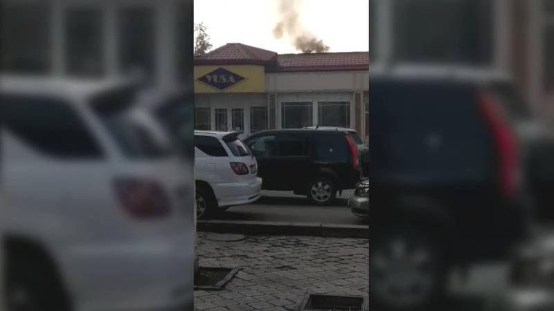 На Боконбаева-Логвиненко из трубы турецкого кафе идет густой, едкий дым (видео)