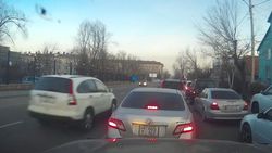 На Ахунбаева-Жукеева-Пудовкина водители выезжают на встречную полосу <i>(видео)</i>