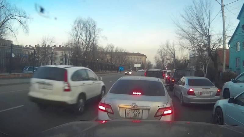На Ахунбаева-Жукеева-Пудовкина водители выезжают на встречную полосу (видео)