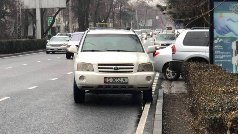 На Московской «Тойоту» припарковали на проезжей части дороги. Троллейбусам приходится объезжать ее (видео, фото)