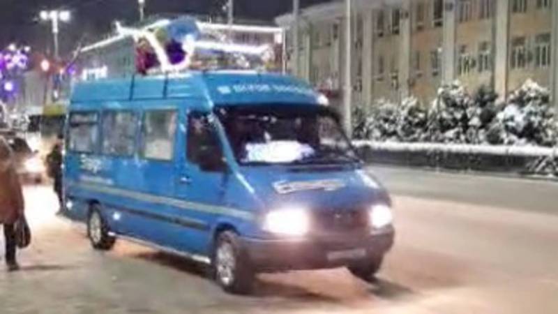 В Бишкеке начали украшать маршрутки к Новому году. Видео