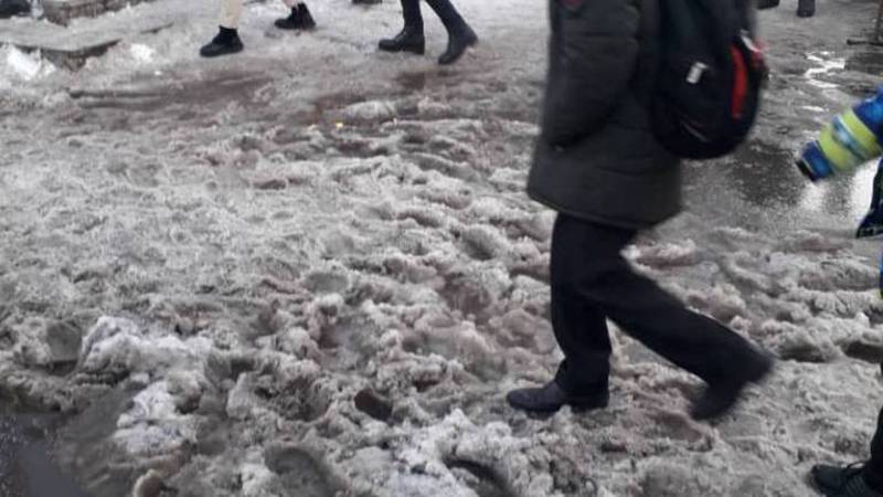 Горожанин возмущен тем, что в центре Бишкека не очищают тротуары от снега
