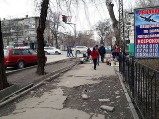 Бишкекчанин недоволен состоянием тротуара на Московской-Абдрахманова (фото)