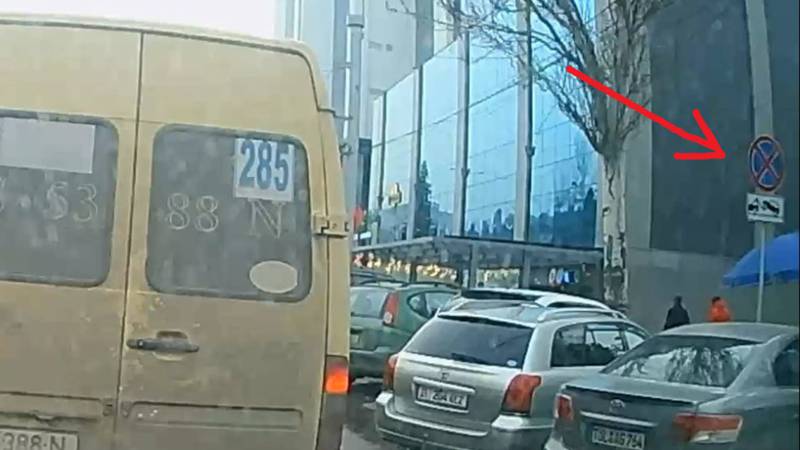Бишкекчанин: Когда прекратится бардак с парковкой в неположенных местах в городе?