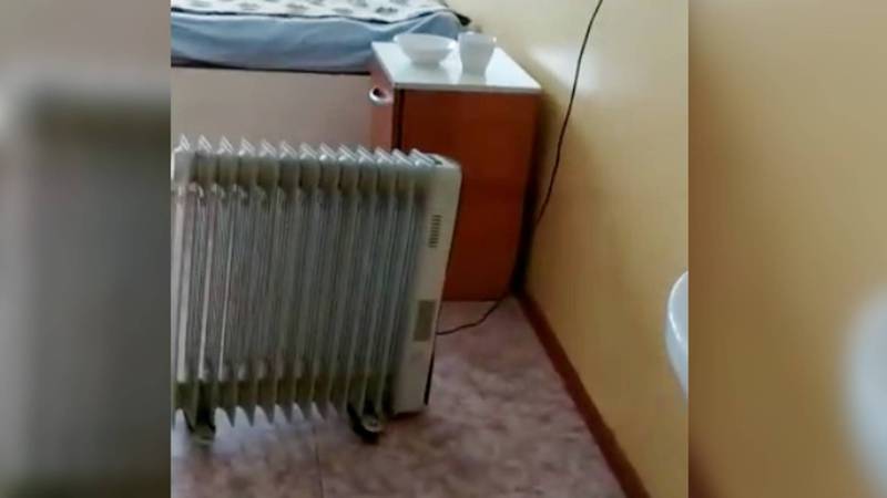В Тюпской территориальной больнице систематически отключают отопление, пациенты вынуждены с собой из дома приносить обогреватели. Видео