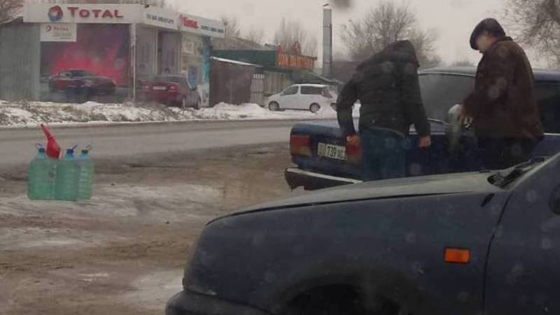 В Бишкеке вдоль дороги незаконно продают ГСМ. Фото