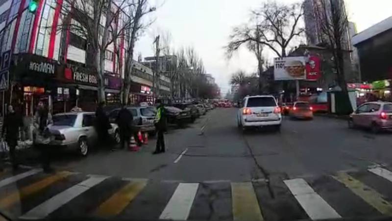Бишкекчанин снова жалуется на бездействие инспекторов в отношении нарушителей на ул.Исанова
