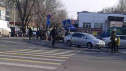 На ул.Куттубаева дорожный знак может упасть людям на голову. Фото