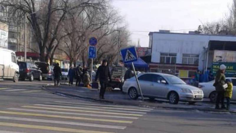 На ул.Куттубаева дорожный знак может упасть людям на голову. Фото