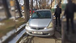 Возле Роддома №2 в Бишкеке машину припарковали на тротуаре. Фото