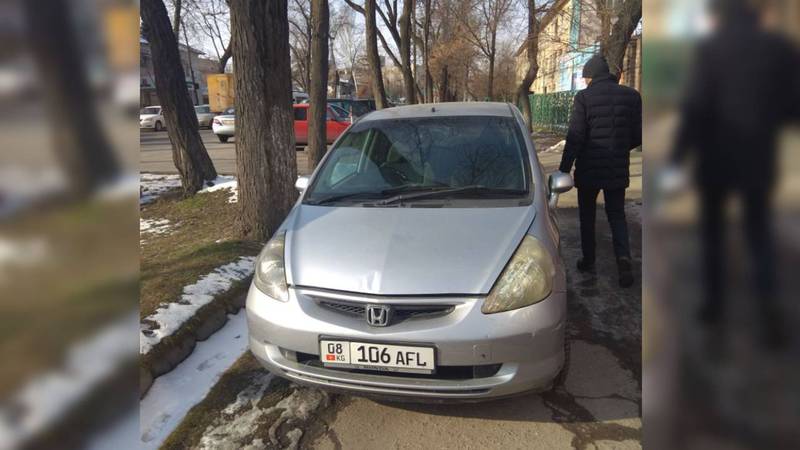 Возле Роддома №2 в Бишкеке машину припарковали на тротуаре. Фото
