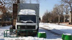 Возле памятника Курманжан Датке припаркован грузовик без номеров. Фото