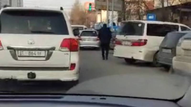 Бишкекчанин жалуется на постоянную пробку на Чуй-Шопокова. Видео