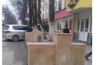 Бишкекчанин жалуется на огороженную парковку кафе на Боконбаева-Логвиненко, создающую заторы