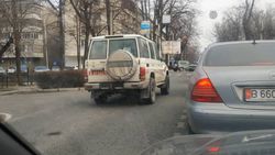 На Московской внедорожник с дипномерами ехал по встречной полосе. Фото