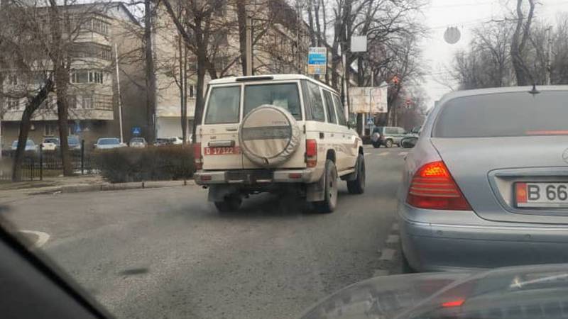 На Московской внедорожник с дипномерами ехал по встречной полосе. Фото
