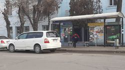 На ул.Ленина в Оше водители паркуются на остановке и «зебре». Фото