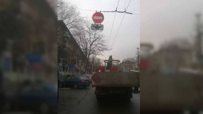Дорожный знак на Киевской, который закрывал обзор на светофор исправлен, - мэрия