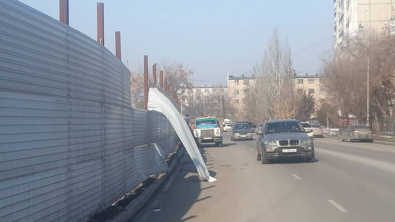 Металлический лист с ограждения на ул.Т.Айтматова в любой момент может сорваться и навредить прохожим