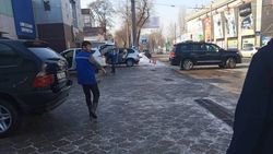 На улице Горького автомойка заняла часть тротуара. Фото
