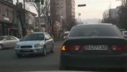 Водитель «Хонды» повернул налево с ул.Байтик Баатыра на ул.Горького. Видео