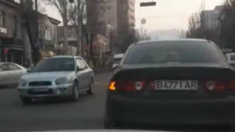 Водитель «Хонды» повернул налево с ул.Байтик Баатыра на ул.Горького. Видео