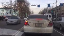 Бишкекчанин просит добавить дополнительную секцию светофора на Манаса-Боконбаева. Видео