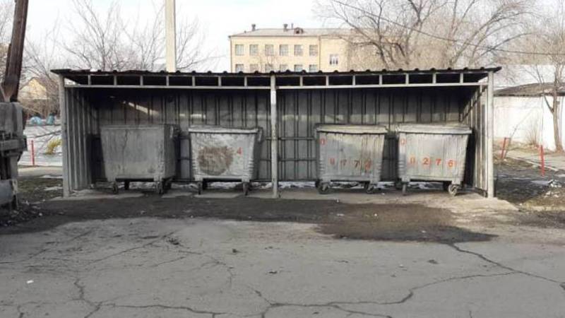 Мусорные контейнеры на ул.Койбагарова задвинули на место. Фото
