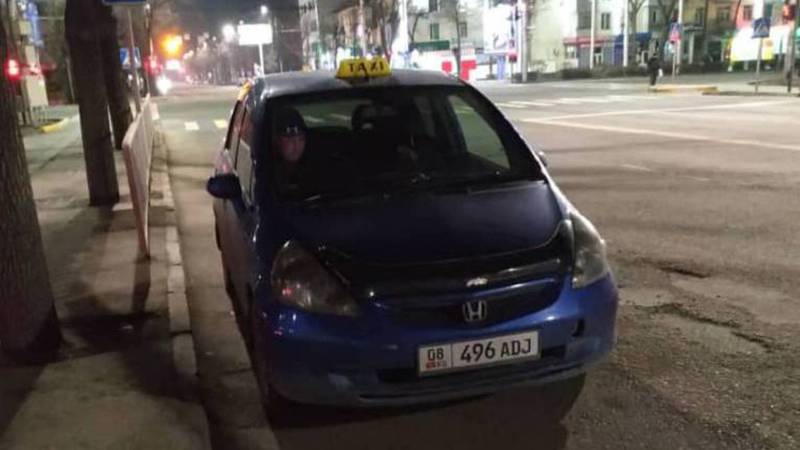 На ул.Ахунбаева водитель такси стоит на остановке и сильно дымит. Видео, фото