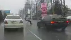 В Бишкеке парень поскользнулся и попал под колеса автомобиля. <b>Видео</b>