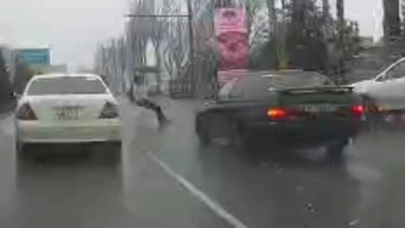 В Бишкеке парень поскользнулся и попал под колеса автомобиля. Видео